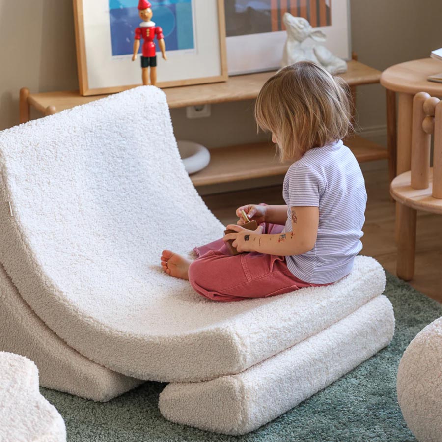 Der Moon Chair Sessel ist auch zum Spielen perfekt. Hier spielt ein Kleinkind auf dem Sessel. 