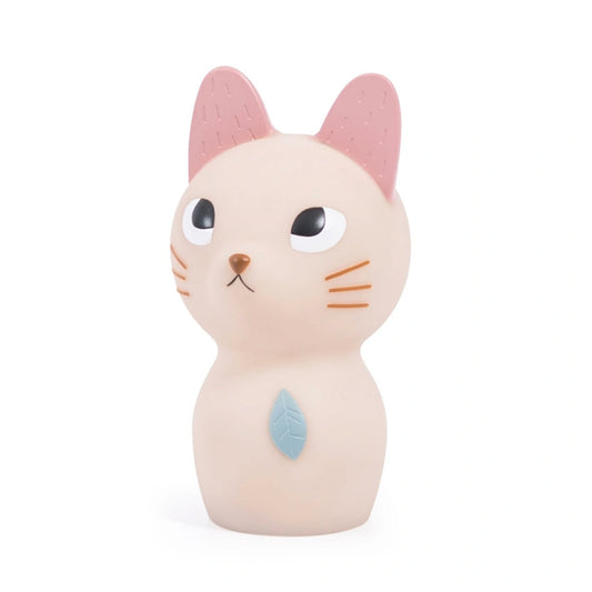 Das Nachtlicht Katze kommt in einen ganz zarten rosa-Ton mit rosa Ohren und einem blauen Blatt am Herzen.