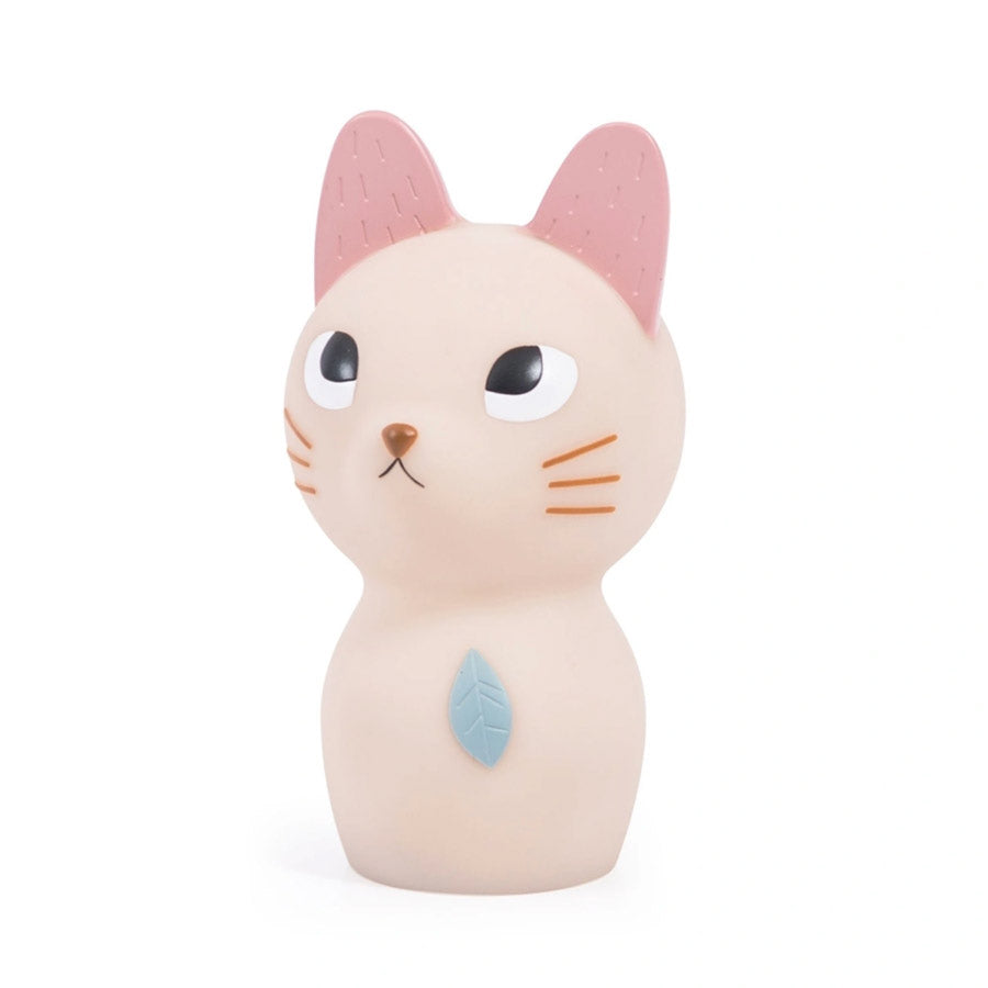 Das Nachtlicht Katze kommt in einen ganz zarten rosa-Ton mit rosa Ohren und einem blauen Blatt am Herzen. 