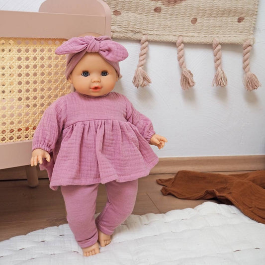 PAOLA REINA Puppe Sonia mit rosa Kleid, Leggings und Stirnband.