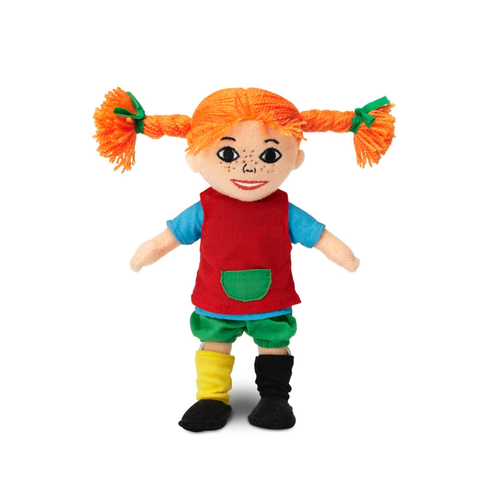 Pippi Langstrumpf Puppe hat ein aufgesticktes Gesicht mit Sommersprossen. Sie hat die typisch orangenen Haare zu zwei seitlichen Zöpfen mit grünen Schleifen im Haar. Sie trägt ein rotes Hemd mit blauen Ärmeln, grüner Bauchtasche, eine grüne Hose und zwei unterschiedliche Socken. Eine Socke ist gelb, die andere schwarz. Zudem trägt die Pippi Langstrumpg schwarze Schuhe.