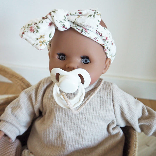 Die Puppenkleidung ist sehr hochwertig verarbeitet und kommt mit einem Schnuller, und schöner Kleidung. 