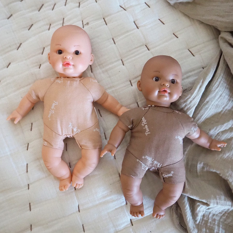 Die Puppen gibt es mit zwei verschiedenen Hautfarben. Alle Puppen kommen mit weichem Körper und braunen Augen. 