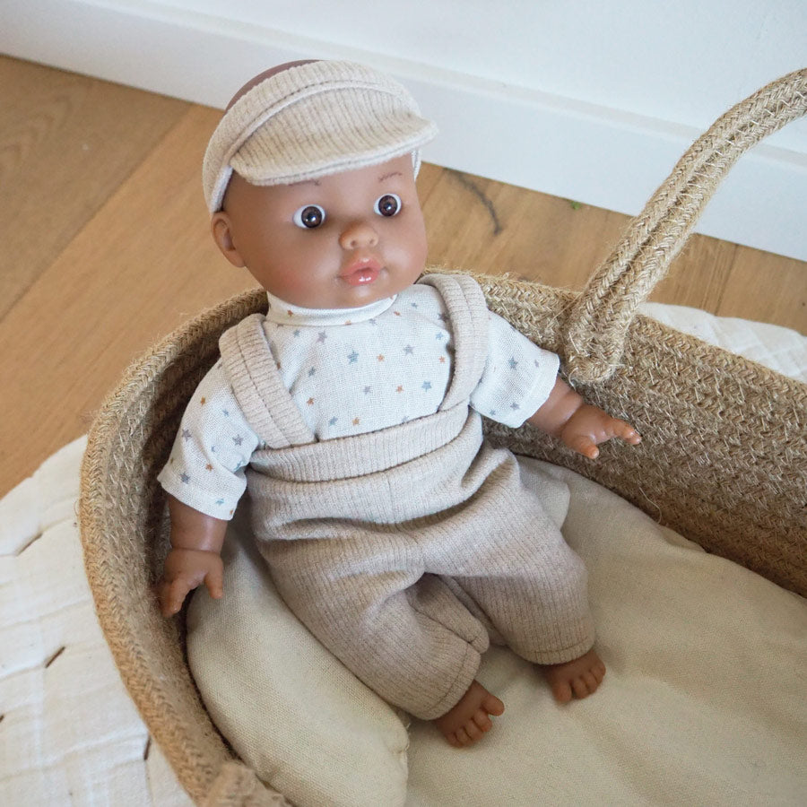 Puppe Pepe aus der exklusiven Kollektion zwischen Fambees und Paola Reina. Pepe mit dunklerer Haut und einem schlichten Outfit. 