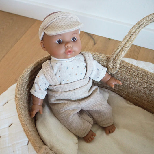 Puppe Pepe aus der exklusiven Kollektion zwischen Fambees und Paola Reina. Pepe mit dunklerer Haut und einem schlichten Outfit. 
