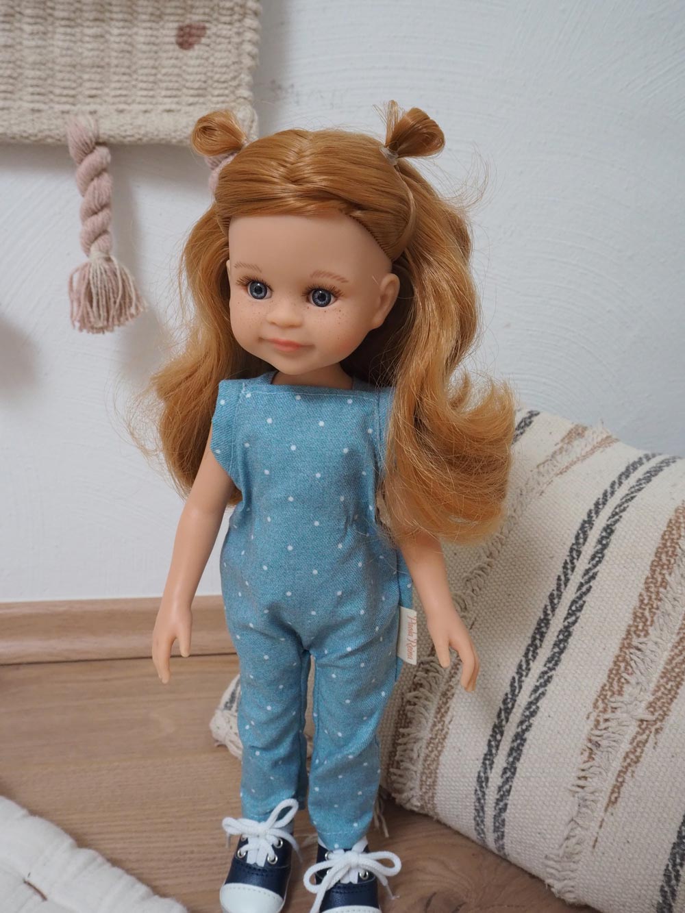 Puppe Amiga von Paola Reina mit rötlichen Haaren und einem jeansblauen Overall