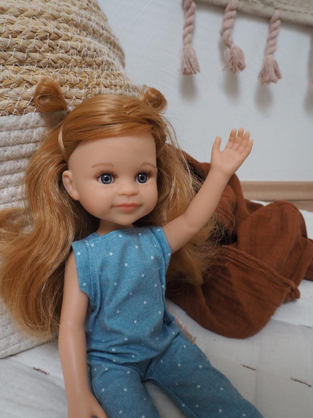 Puppe Amiga von Paola Reina mit rötlichen Haaren und einem jeansblauen Overall