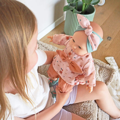 Kind spielt mit der Weichkörperpuppe von Paola Reina