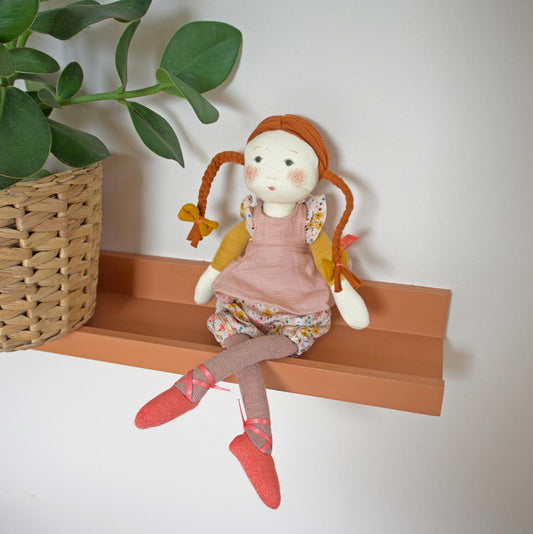 Stoffpuppe mit süßem Outfit, zwei geflochtenen Zöpfen und Ballerinaschühchen
