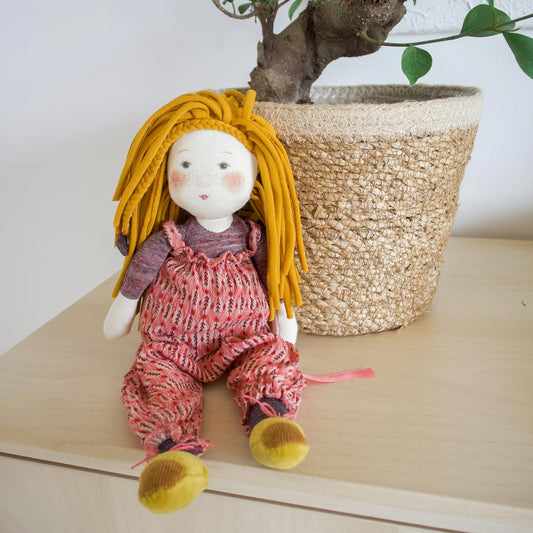 Stoffpuppe mit Haaren von Moulin Roty, cooles Outfit und Spaghetti-Haare
