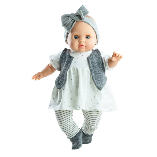 Die Puppe Agatha von Paola Reina trägt ein weißes Kleid mit kleinen grauen und schlichten Sternen drauf. Zudem trägt sie eine weiße Leggings mit grauen Streifen. Die Söckchen, das Stirnband und die Weste sind grau und gehören auch zur Ausstattung der Puppe. Die Puppe hat blaue Augen, einen weichen Körper und Vinyl-Elemente.