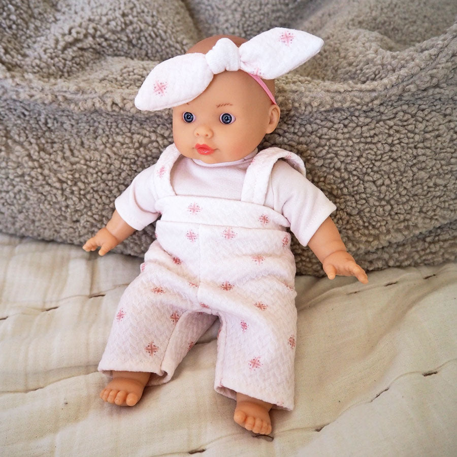 Kleine Puppe Susi von Paola Reina mit zartem rosafarbenen Outfit