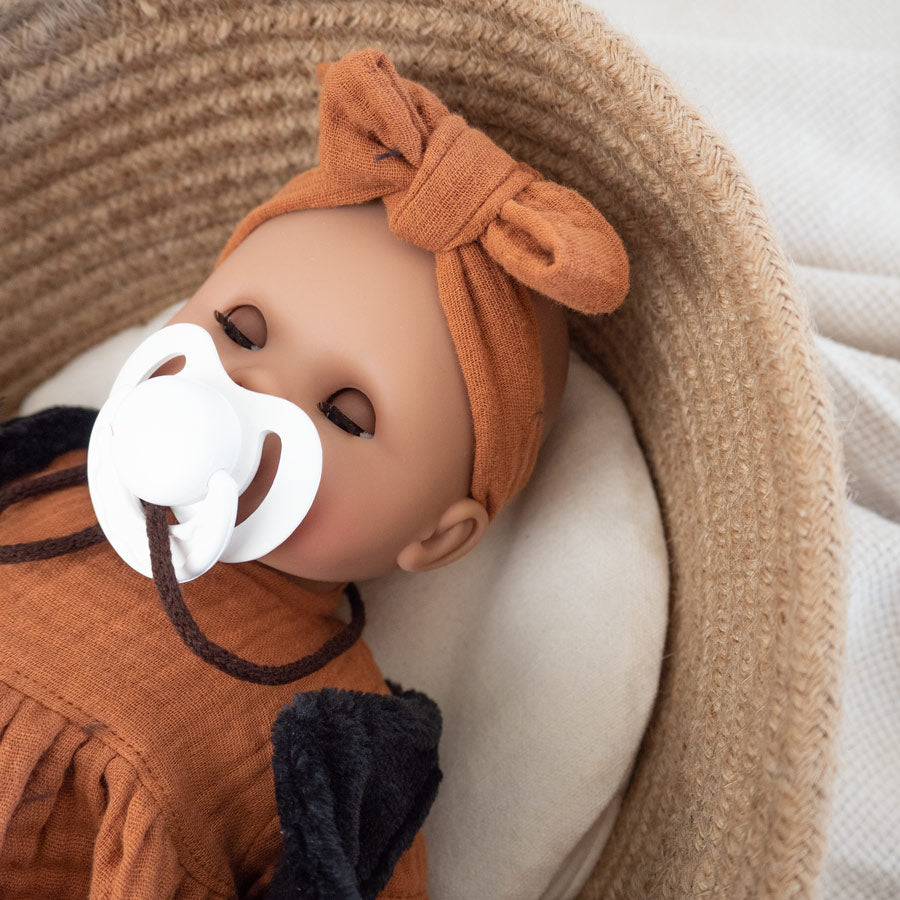 Die Puppe schließt die Augen beim Hinlegen. Der weiße Schnuller passt und hält im Mund der Paola Reina - Puppe. 
