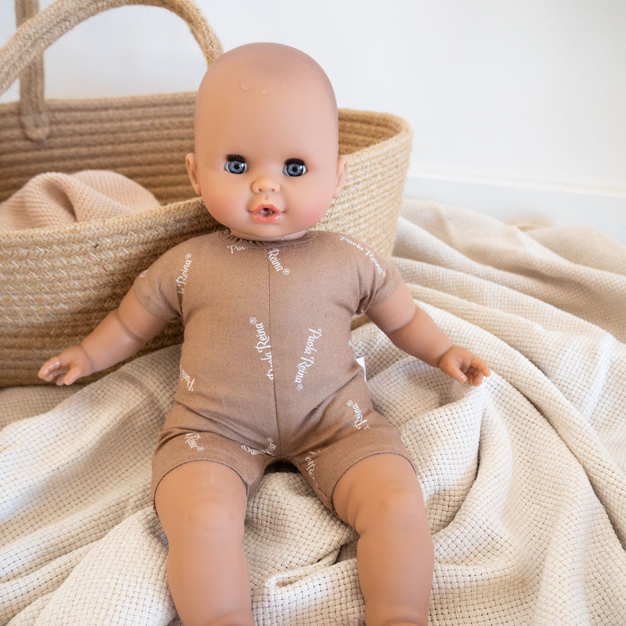 Die Puppe hat einen weichen Klamotten unter der Puppenkleidung. Der Kopf, die Arme, Hände, Beine und Füße sind aus Vinyl.