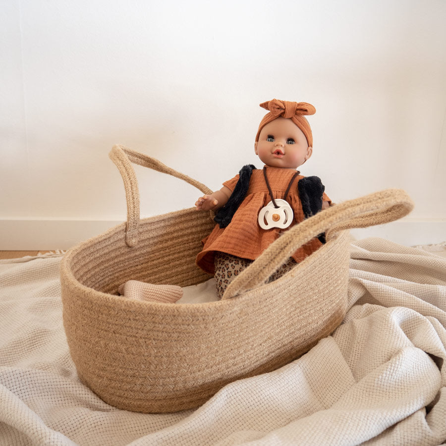 Die Puppe Sonia im hübschen Puppentragekörbchen. Perfekt für Kleinkinder zum Tragen und Transportieren der Puppe. 