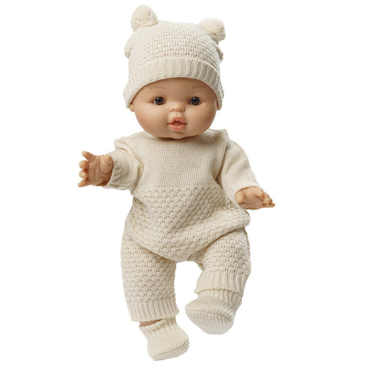 Puppe von Paola Reina trägt den Strampler von Heless in creme und die passende Mütze und Strickschühchen.