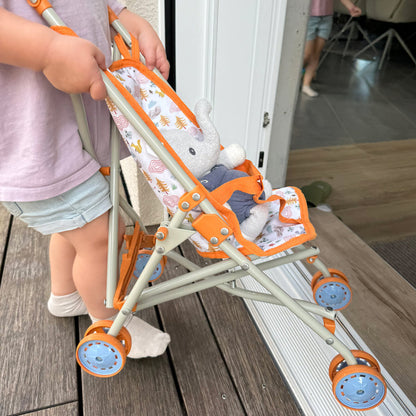 Der Puppenbuggy für Puppen und Kuscheltiere ist sehr leicht und handlich für Kinder. 