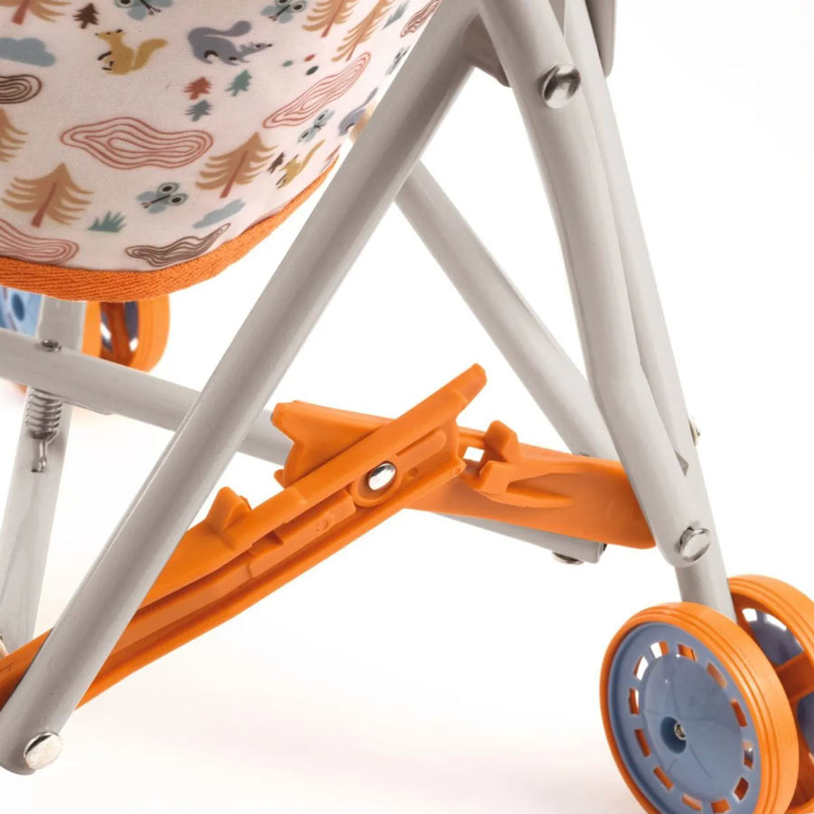 Der Puppenbuggy lässt sich zusammenklappen und kann somit platzsparend aufbewahrt werden. 