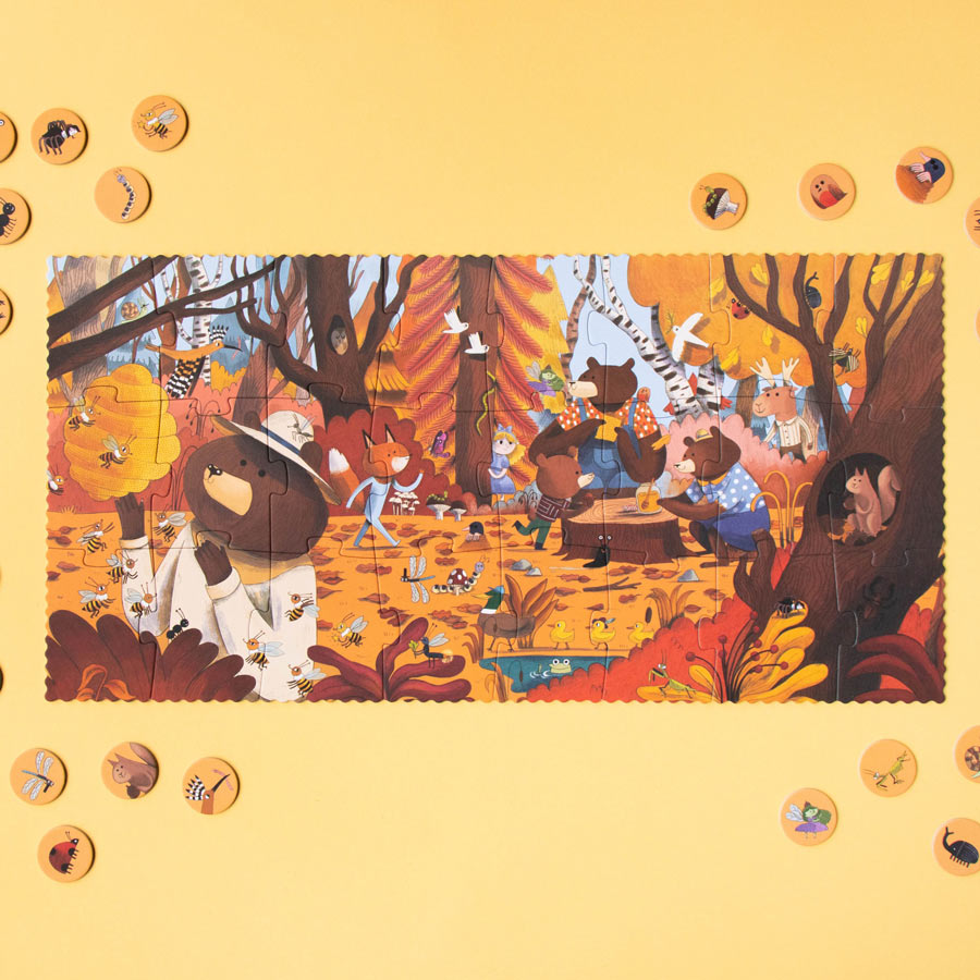 Das Puzzle zeigt eine Bärenfamilie, die Honig sammeln. Zudem findet man viele andere Bewohner des Waldes wie einen Elch, ein Eichhörnchen, einen Fuchs und viele mehr. 