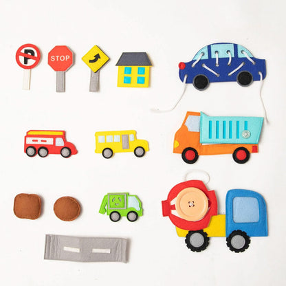 Das Buch kommt mit drei kleinen und drei großen Fahrzeugen, drei Verkehrsschildern, einem Haus, zwei Steinen und einer Brücke. 