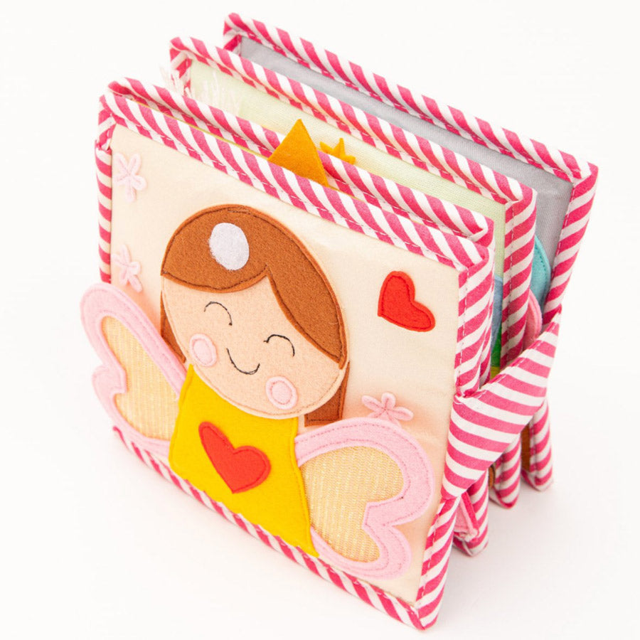 Das Quiet Book Prinzessin kommt in tollen Farben rosa, gelb und pink-Tönen. Auf der Vorderseite ist eine Fee mit Flügeln. 