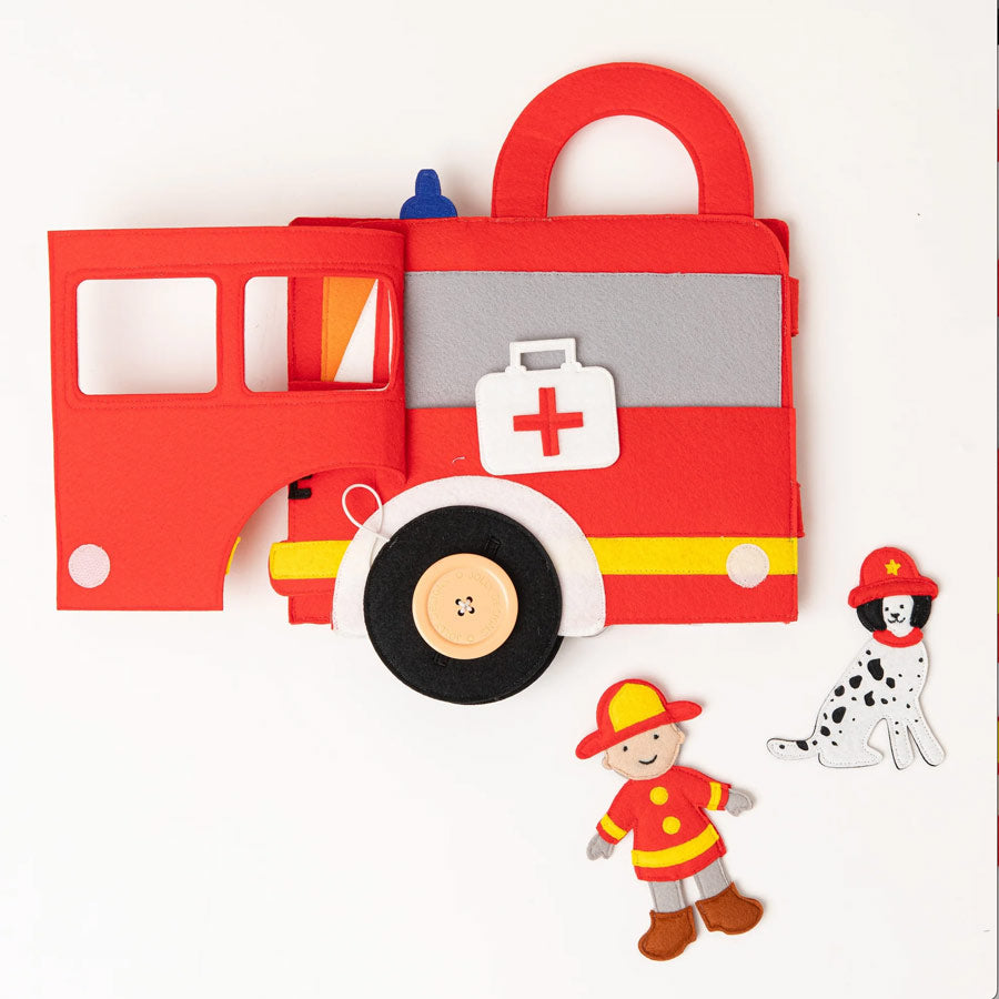 Es ist eine Filzfigur in Form eines Feuerwehrmanns und eine in Form eines Dalmatiners dabei. 