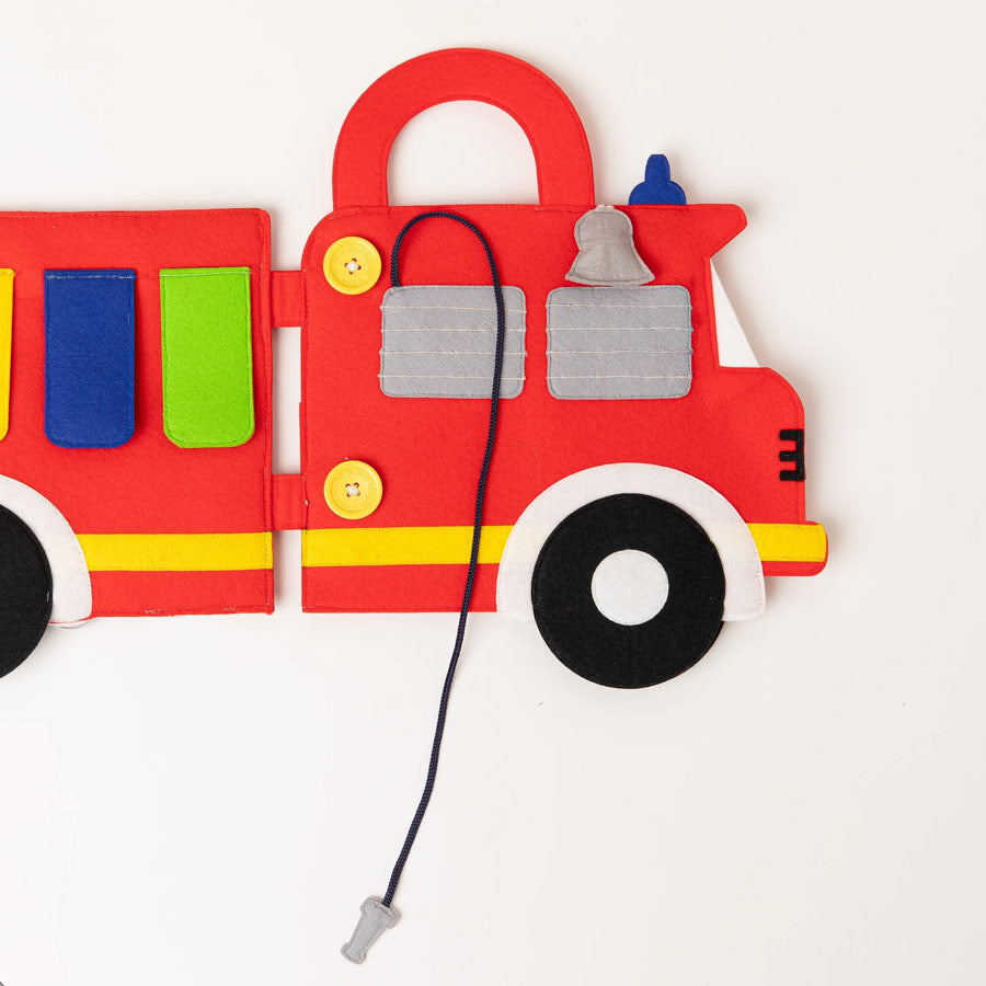 Mit den Details wie dem Wasserschlauch am Feuerwehrauto können Geschichten erfunden werden und viel gespielt werden. 
