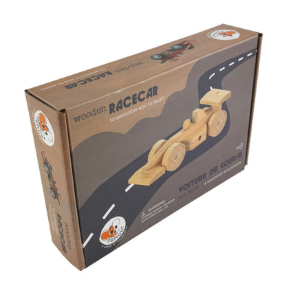 Das DIY-Rennauto kommt in einer nachhaltigen Verpackung aus Pappe. Perfekt auch zum Verschenken.