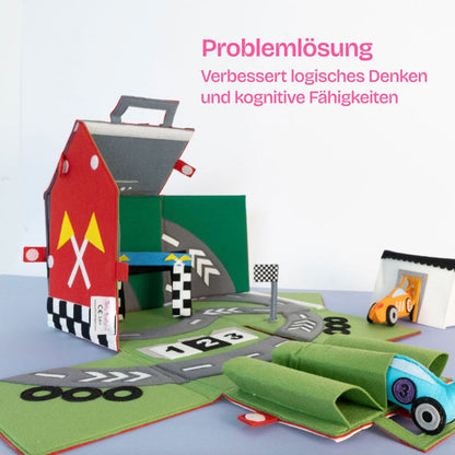 Das Haus kann man aufklappen und schon verwandelt es sich in eine Spielwelt mit einer Rennstrecke und Co. 