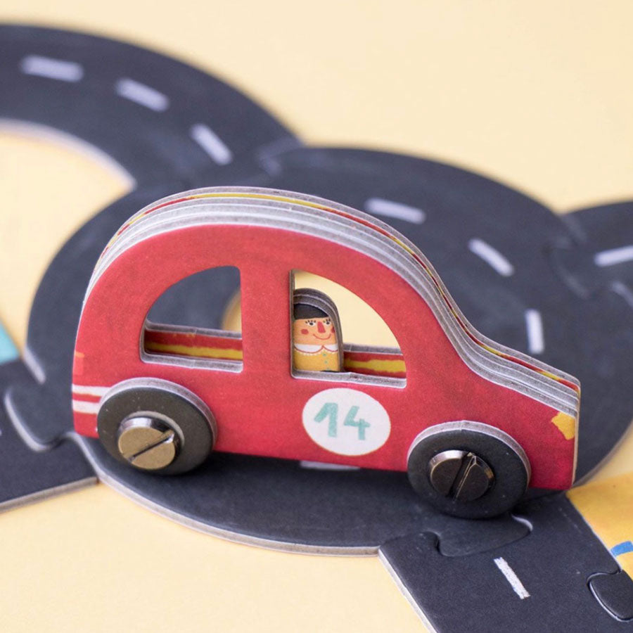 Das Puzzle Roads von Londji kommt mit Autos die auf den Straßen befahren werden können. 