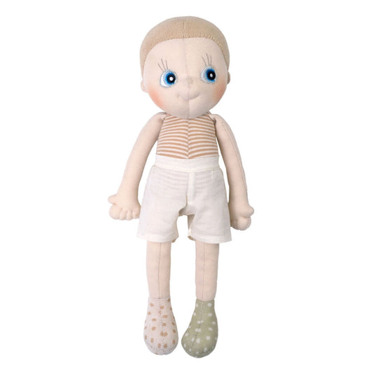 Die Stoffpuppe Aspen besteht aus Bio-Baumwolle. Die Puppe trägt ein gestreiftes Top und gepunktete Socken in soften Farben. Zudem hat Aspen eine cremefarbene Hose an, die man ausziehen kann. Die Puppe hat helle Haut, blonde kurze Haare und blaue Augen. 