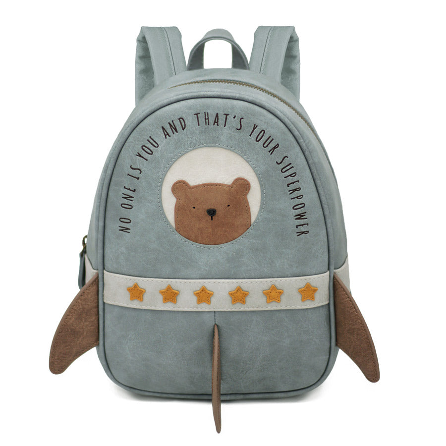 Der Rucksack hat eine schöne blaue Farbe und hat einen Bär und Sterne vorne drauf