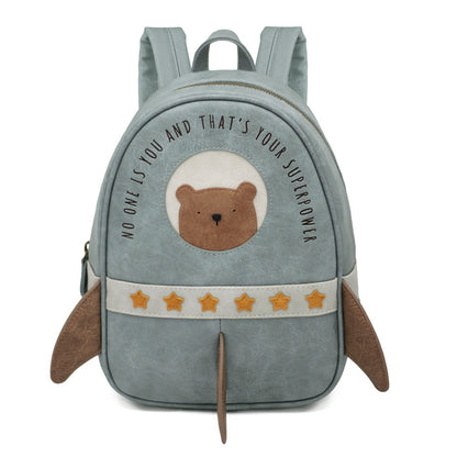 Der Rucksack hat eine schöne blaue Farbe und hat einen Bär und Sterne vorne drauf