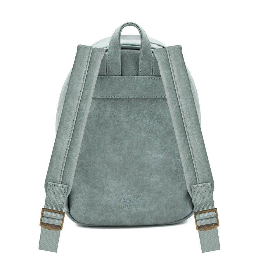 Der Rucksack hat gepolsterte Riemen und die Farbe blau