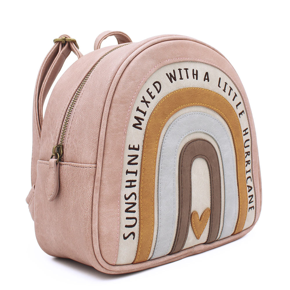 Der Rucksack lässt sich mit einem Reißverschluss Öffnen und Schließen. 