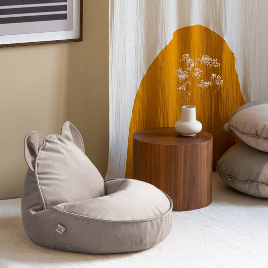 Der Kindersessel aus Stoff von Wigiwama in der Farbe beige passt perfekt in jedes Kinderzimmer oder jeden anderen Raum. 
