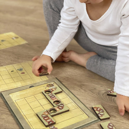 Kind spiel mit dem Magnetspiel Raupe zum Legen