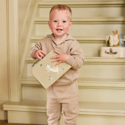 Junge spielt mit den Spielkoffern von Jollein