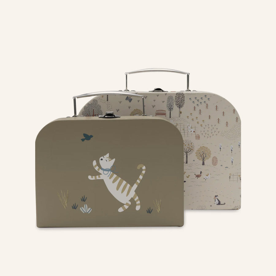 Spielkoffer mit dezenten Farben und als Motiv eine Katze und ein Park mit verschiedenen Elementen