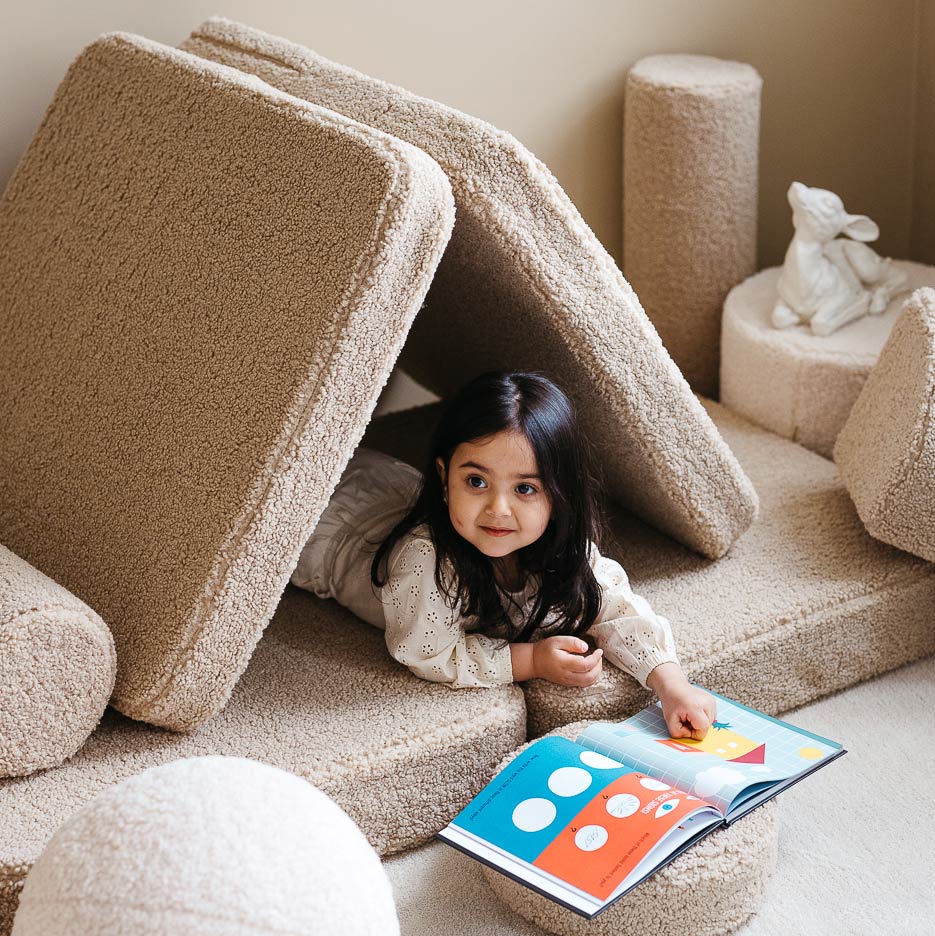 Spielsofa in der Farbe Beige von Wigiwama. Perfekt für Kleinkinder zum Spielen und Entspannen. 