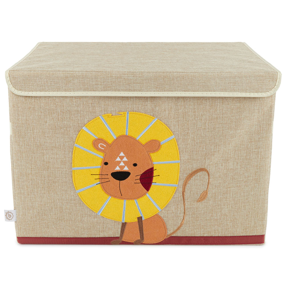 Die Aufbewahrungsbox ist rechteckig, ist in der Farbe Natur / beige und hat einen Löwenl aus Filz auf der Vorderseite. An der Seite hat die Box Griffe zum Transportieren und Aussparungen oben, sodass Kinder die Box ganz leicht öffnen können.