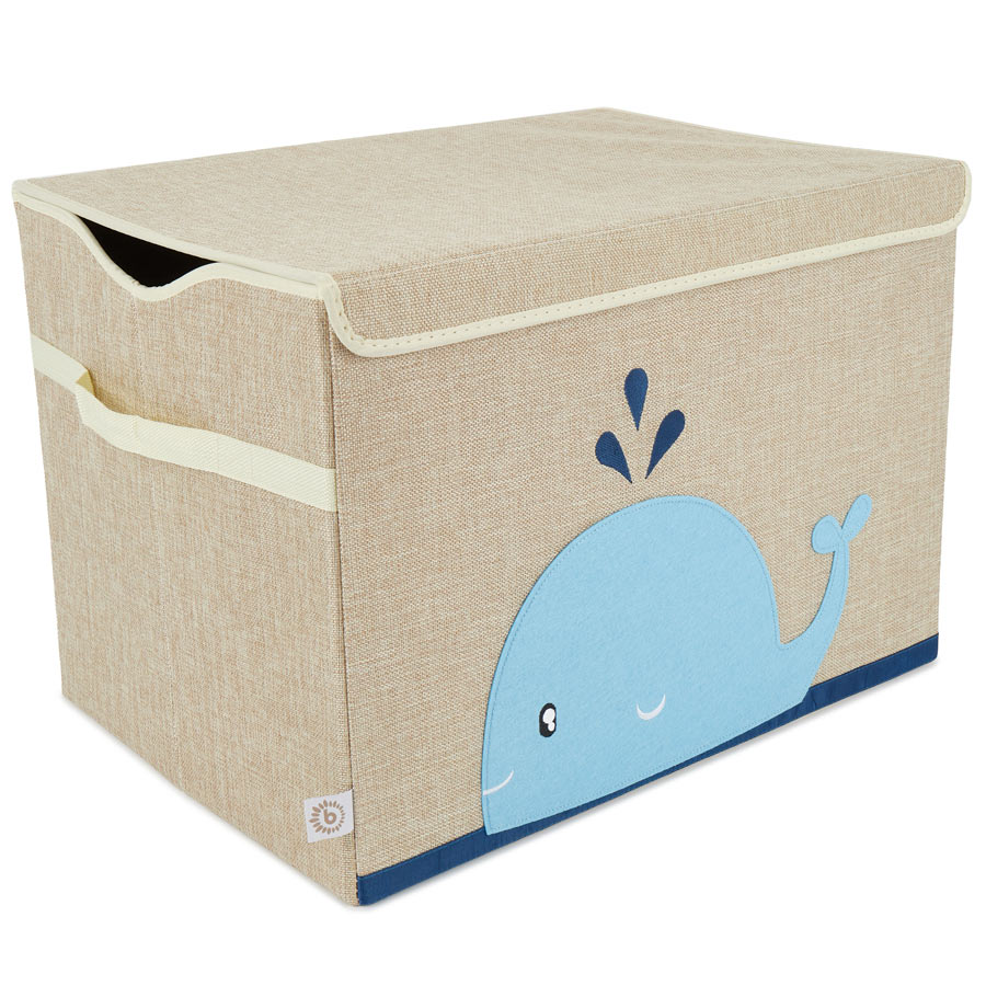 Die Aufbewahrungsbox ist rechteckig, ist in der Farbe Natur / beige und hat einen Wal aus Filz auf der Vorderseite. An der Seite hat die Box Griffe zum Transportieren und Aussparungen oben, sodass Kinder die Box ganz leicht öffnen können.