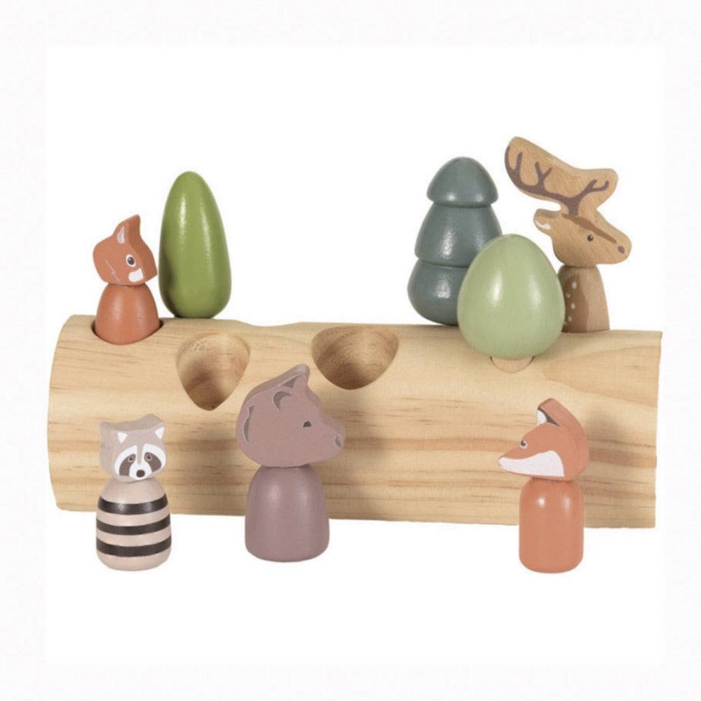 Holzstamm mit Löchern für die verschiedenen Figuren wie Bäume, Fuchs, Eichhörnchen und Hirsch. Holzspielzeug für Kleinkinder in neutralen Farben