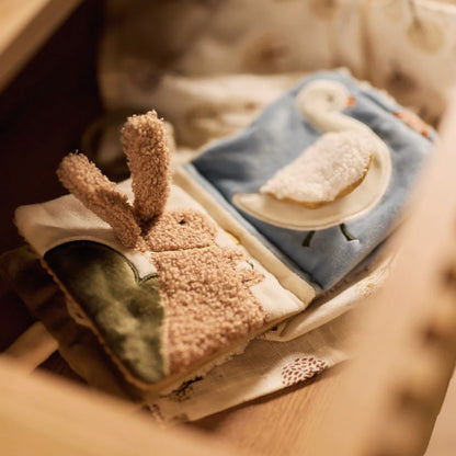 Im Stoffbuch sind auch Hase und Ente zu entdecken mit Details zum Fühlen und Tasten