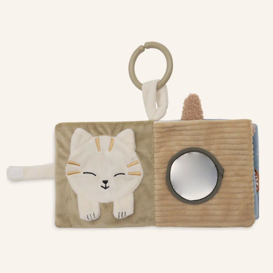 Im Stoffbuch gibt es beispielsweise eine Katze zu entdecken und es ist ein Spiegel drin