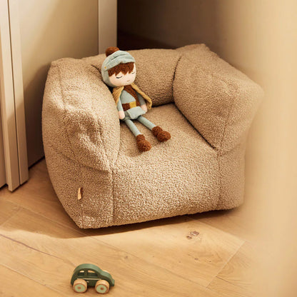 Stoffpuppe Ritter sitzt gemütlich auf einem Kindersessel