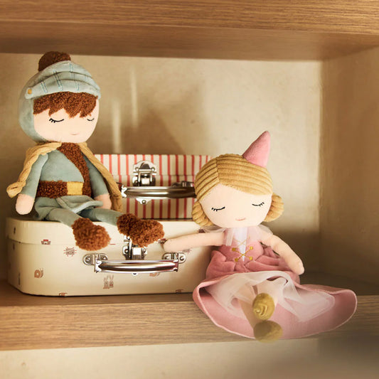 Puppe Ritter und Stoffpuppe Lady Lynn sitzen als Dekoration im Regal