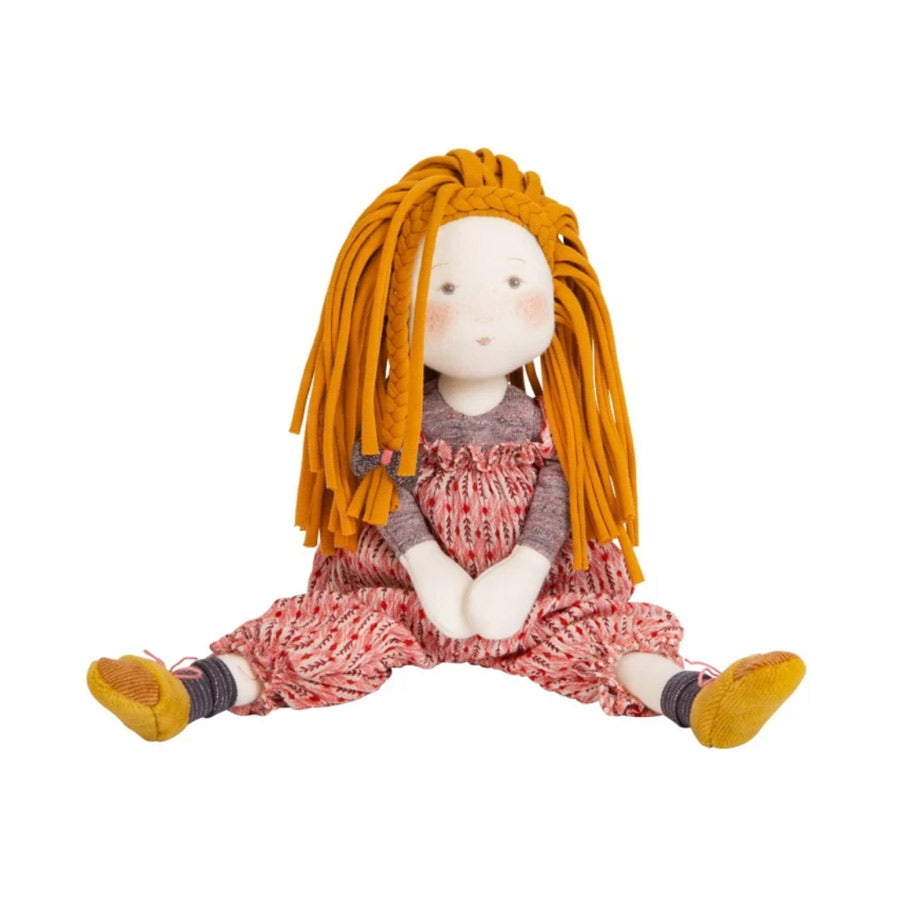 Flexible Stoffpuppe mit Haaren von Moulin Roty, cooles Outfit und Spaghetti-Haare