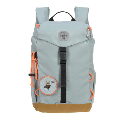 Der Rucksack von Lässig kommt in einem schönen Hellblau und hat viele praktische Details.
