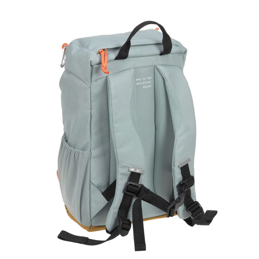 Der Wanderrucksack hat gepolsterte Träger und einen Brustgurt. 
